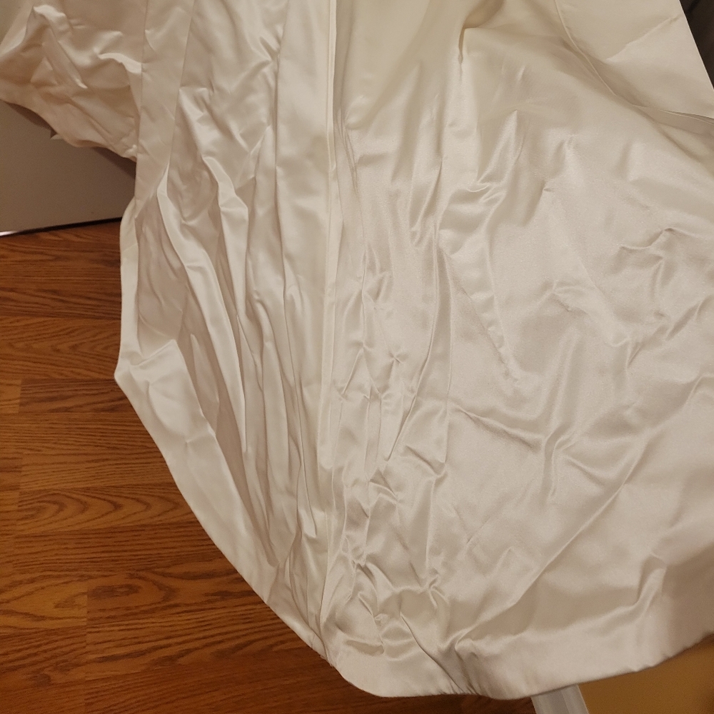Jim Hjelm Wedding Gown - Picture 4 of 6